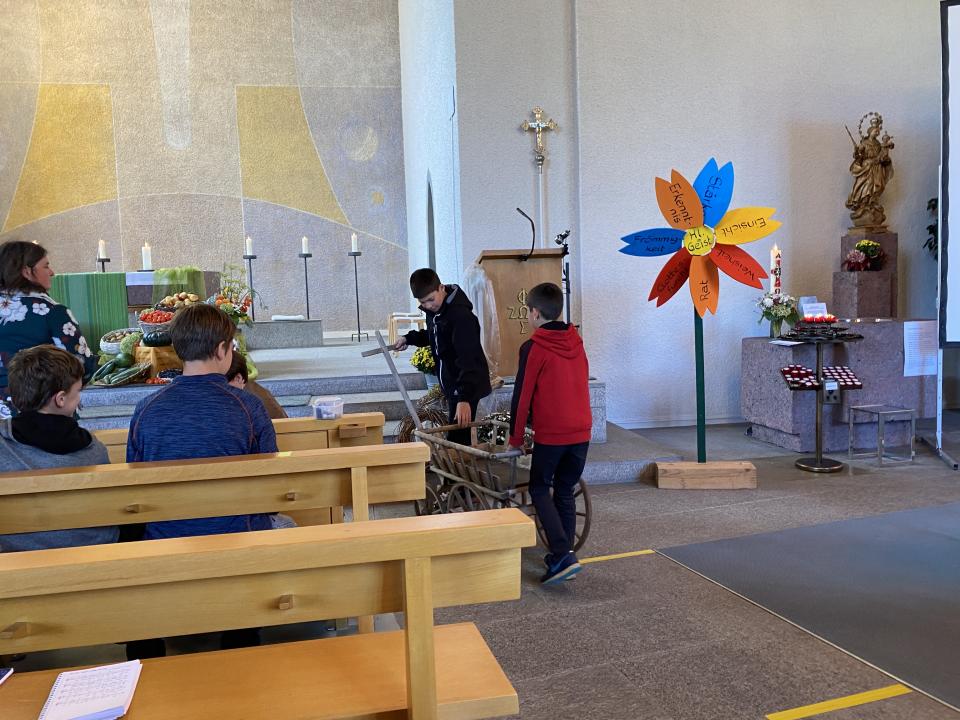 Leiterwagen wird nach vorne gebracht