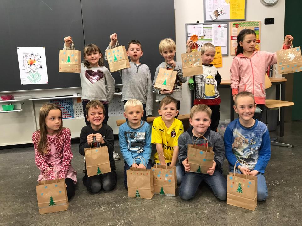 Stolz im Schulzimmer gezeigt