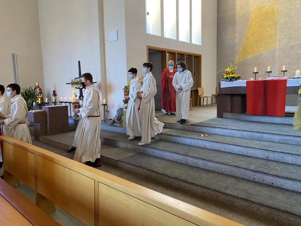 Einzug in den festlichen Gottesdienst