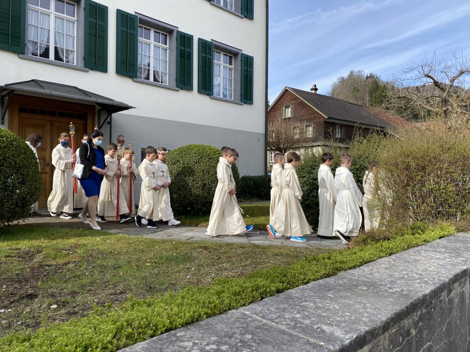 Start vor dem Pfarrhaus