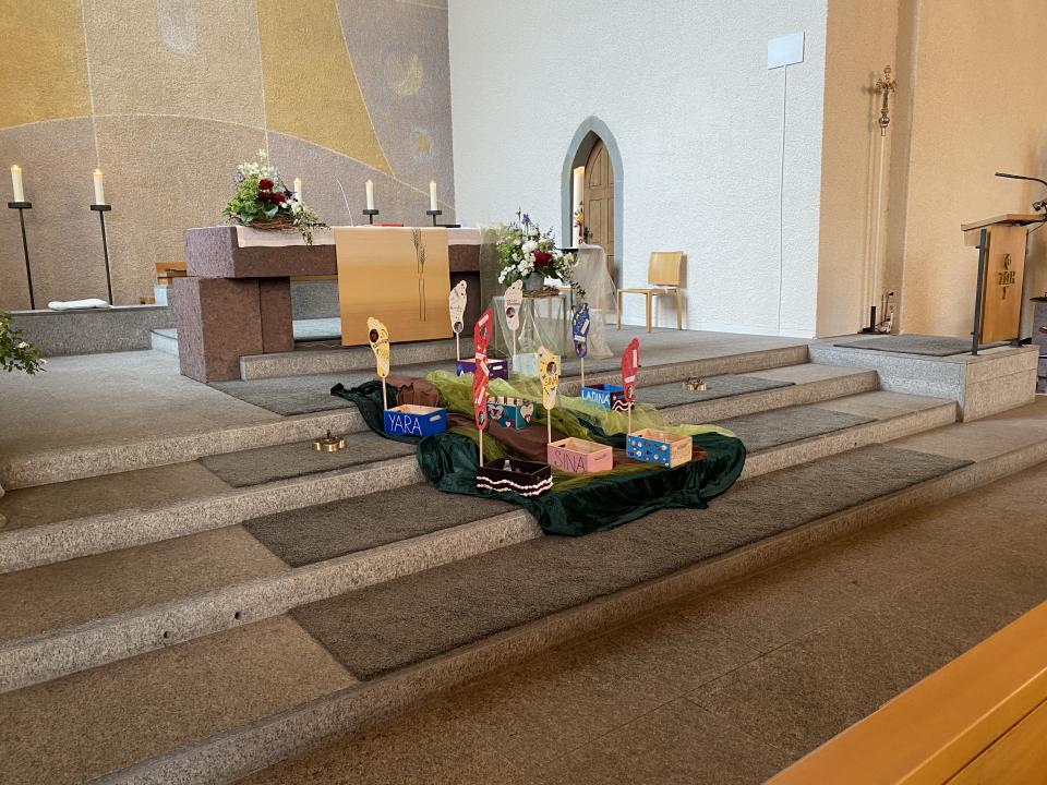 Erinnerungsschachteln stehen auf der Altartreppe