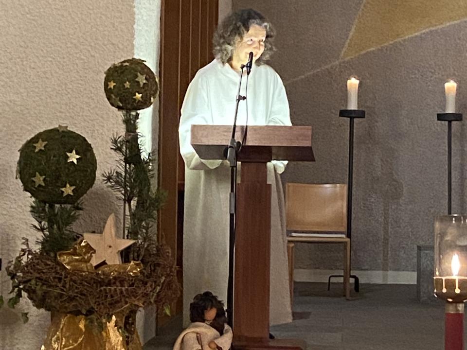 Gemeindeleiterin D. Albus erzählt eine Weihnachtsgeschichte