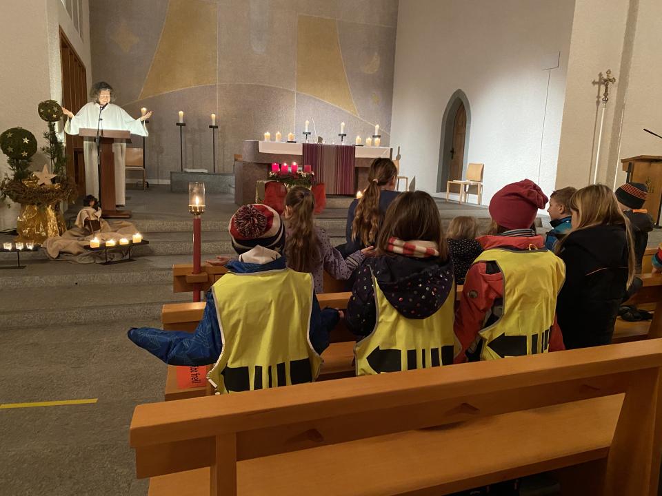 gemeinsames Vater unser Gebet beim Rorategottesdienst