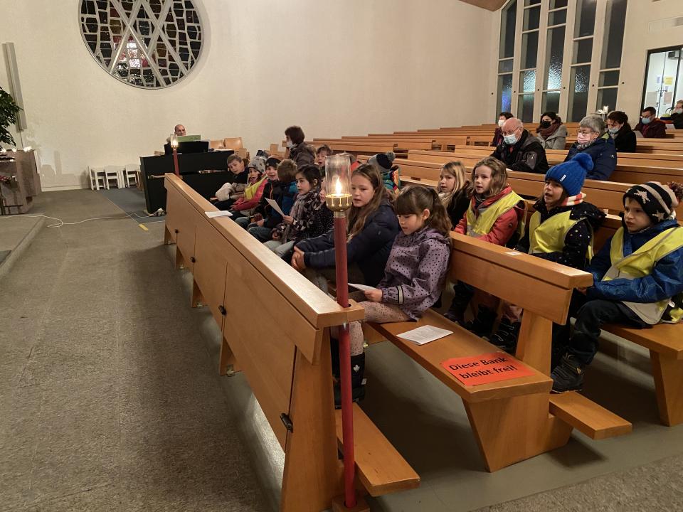 Helle Kinderstimmen erklingen