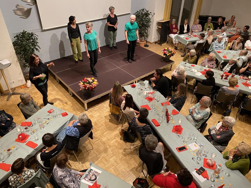 Blick ins festlich geschmückte KGH