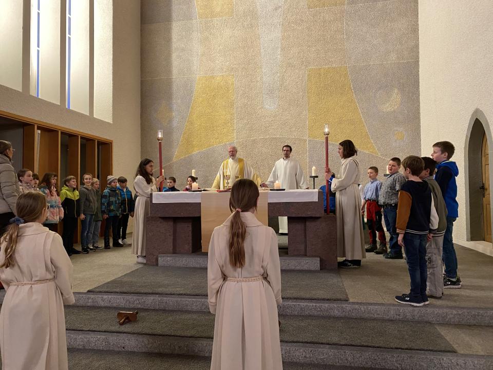 Vater unser mit den angehenden Erstkommunionkindern