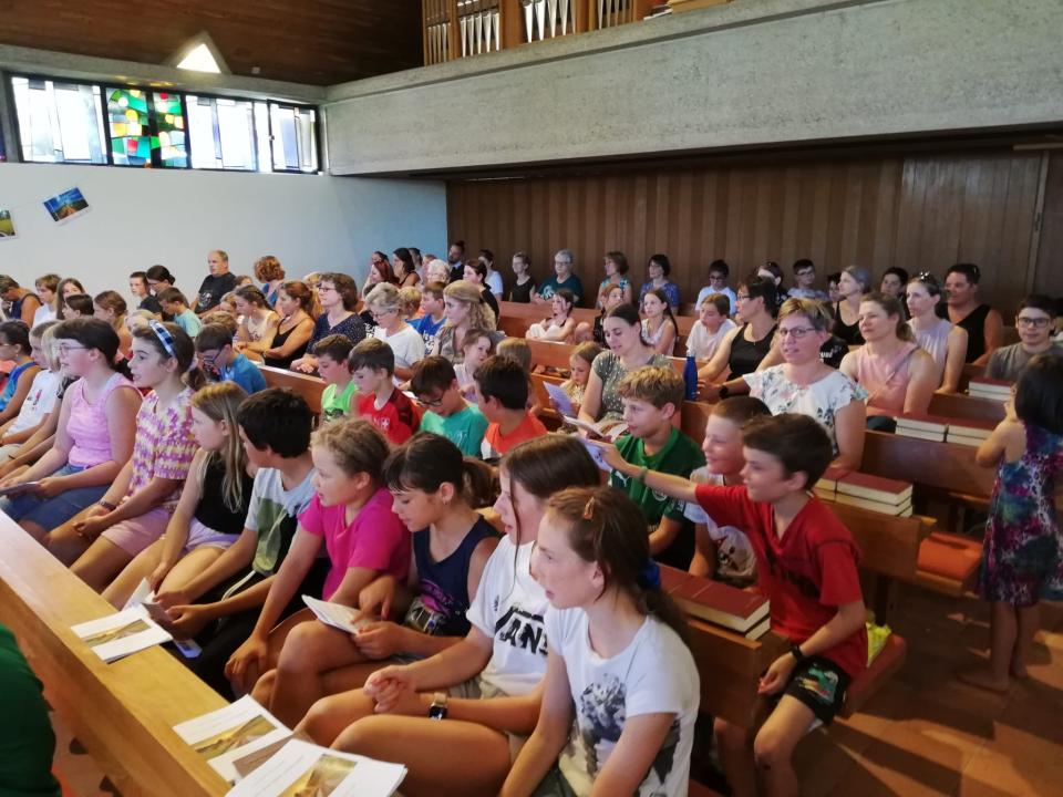 Schuleröffnungsfeier/volles Haus