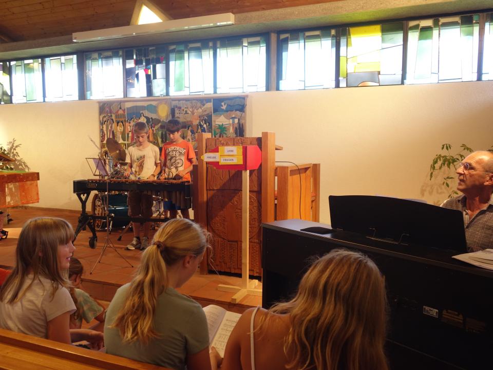 Instrumentalbegleitung durch Peter Baumann, Nils, Maël und Michael