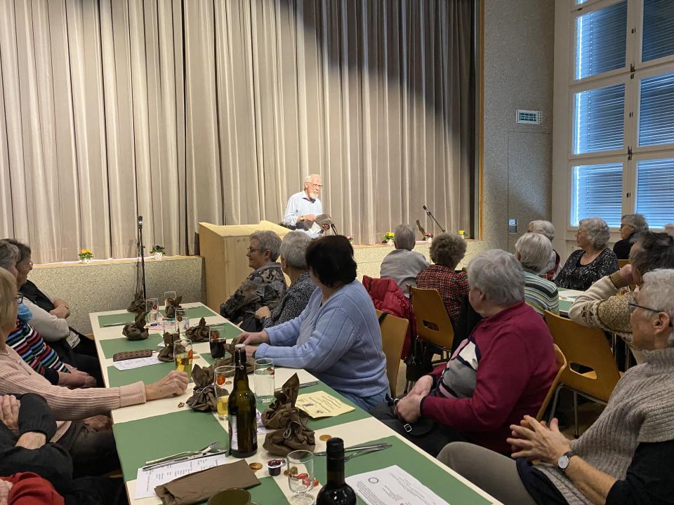 Bruno Flater begrüsst in der Traberturnhalle