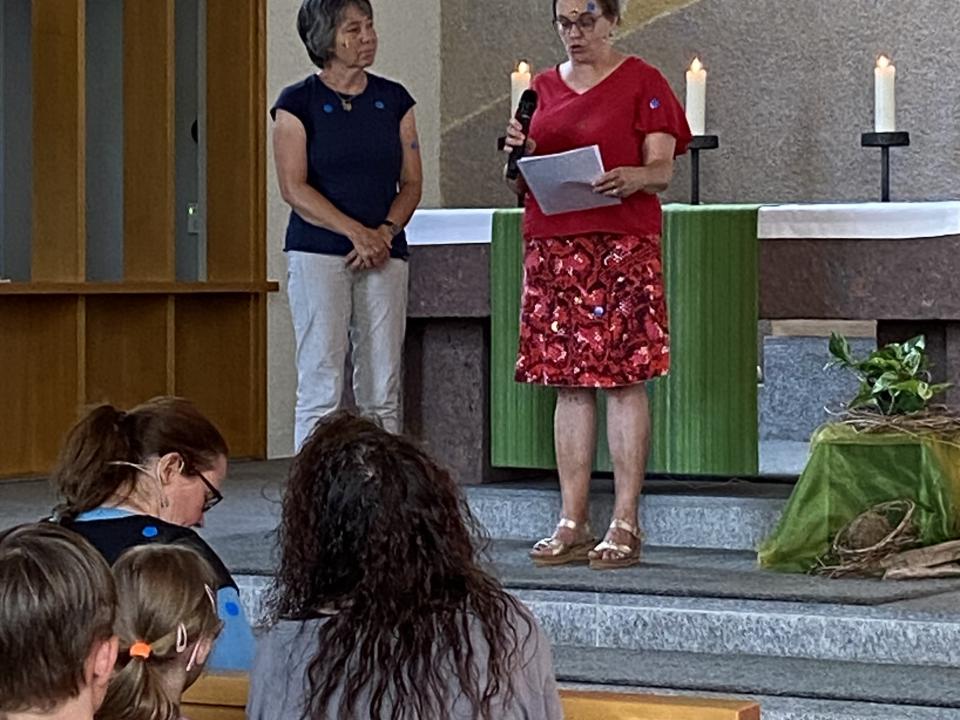 Mirjam Hug und Regine Imhof eröffnen die Feier
