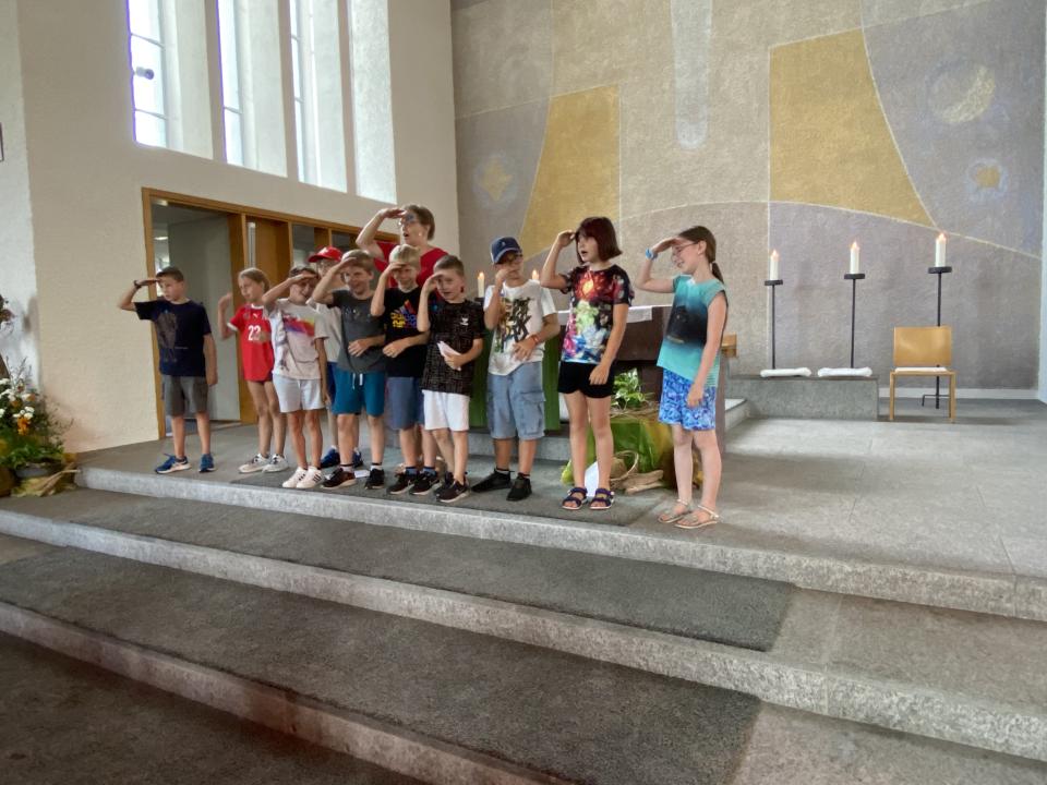 5. Klasse zeigt die Bewegungen zum Lied vor.