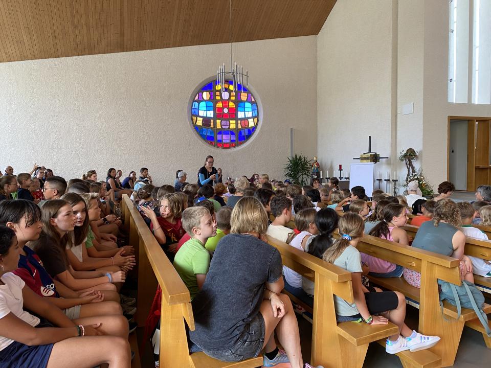 Punkte und Sterne werden aufgeklebt.