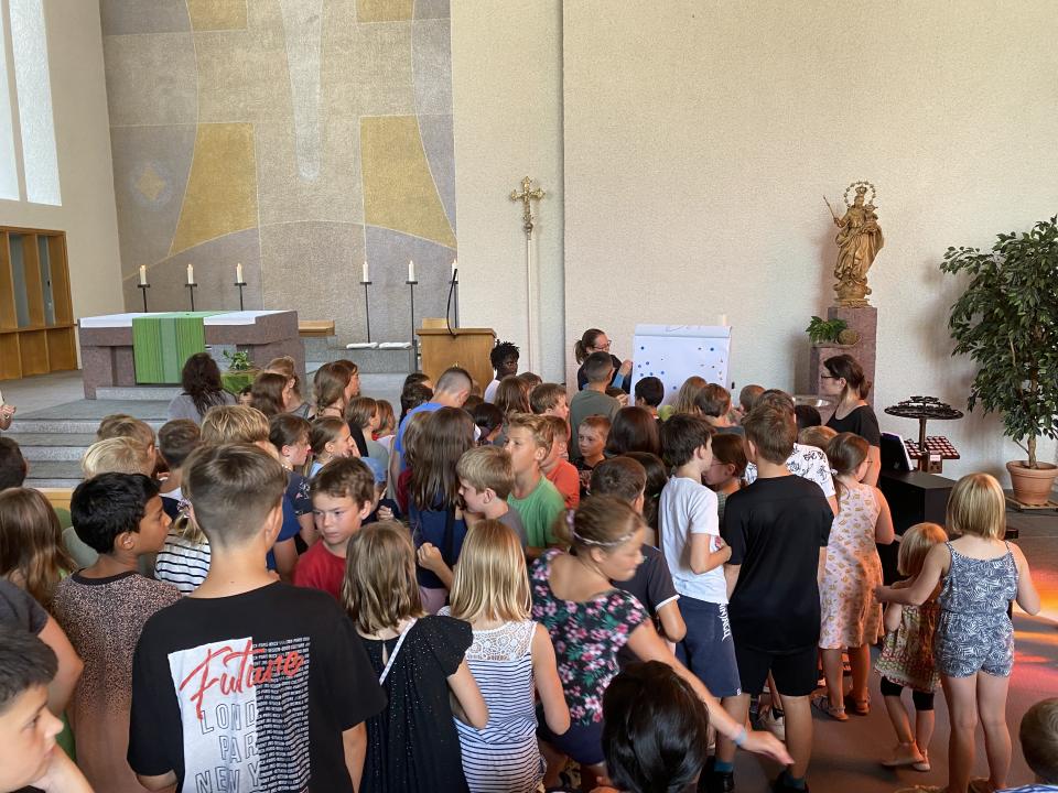 Punkte und Sterne werden an den FlipChart geklebt.