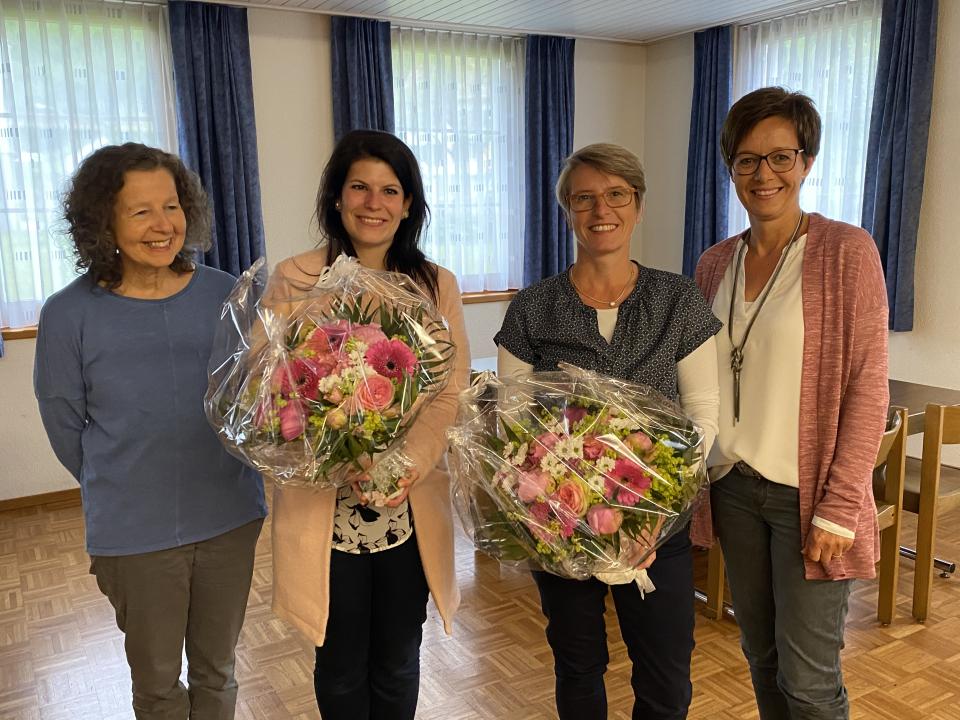 Die neue und die scheidende Katechetin flankiert von D. Albus und G. Brühwiler