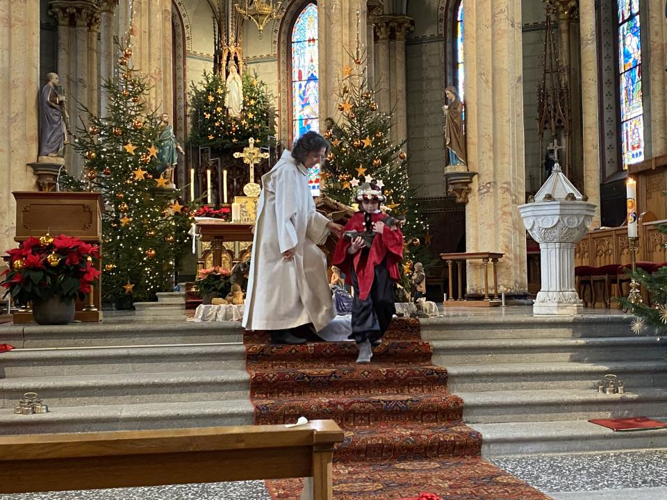 Josef wird aus der Krippe genommen