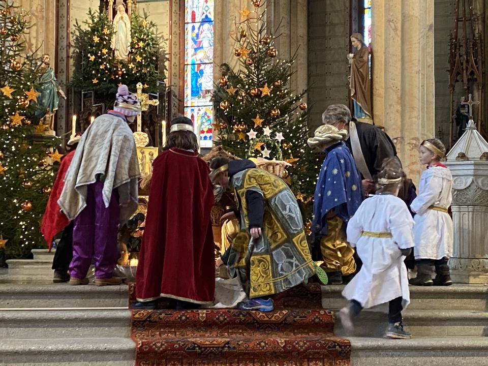 Figuren zu Jesus gestellt