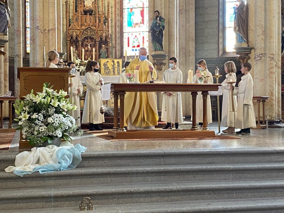 Pfarrer W. Rieser umrahmt von Ministranten