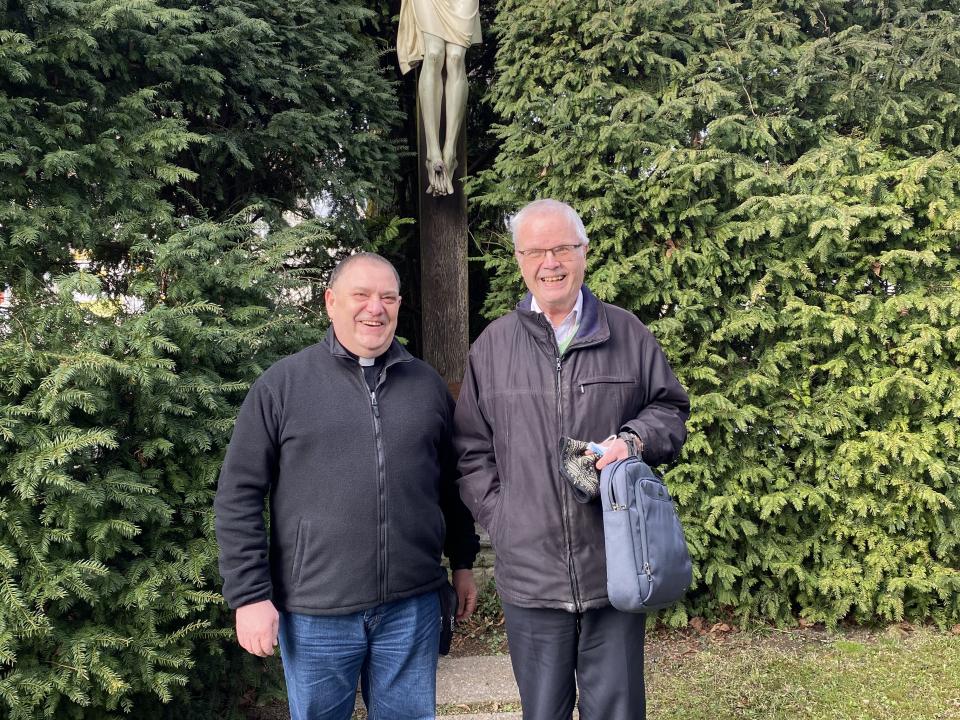 Pater Johannes Kahn SJ  und Pfarrer Walter Rieser vor der Kirche