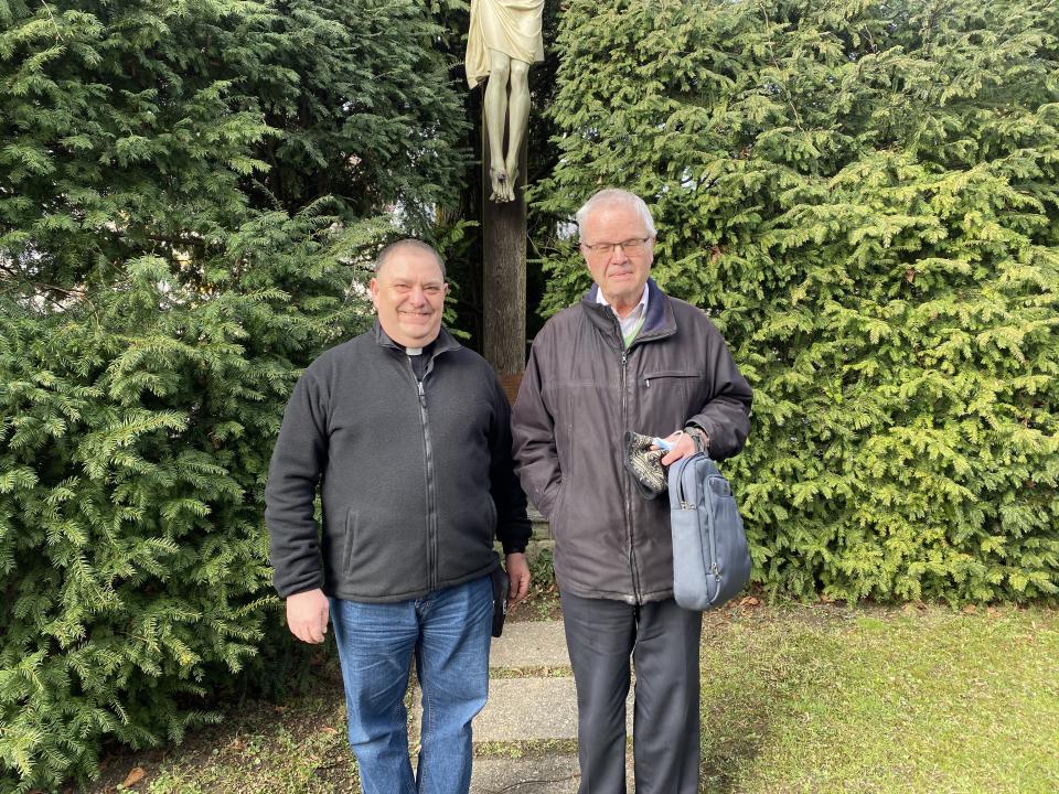 Pater Johannes Kahn SJ und Pfarrer Walter Rieser vor der Kirche