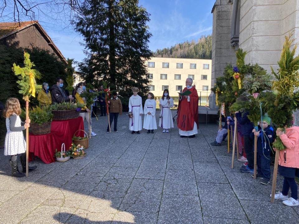 Zelebrant Walter Rieser mit Ministranten