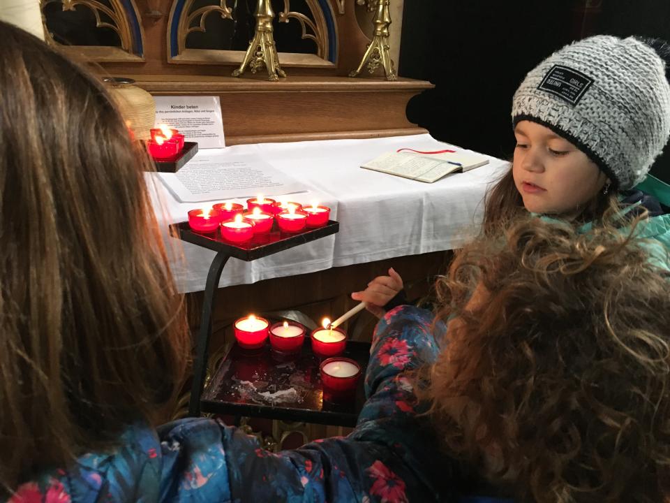 Konzentration beim Kerzenanzünden