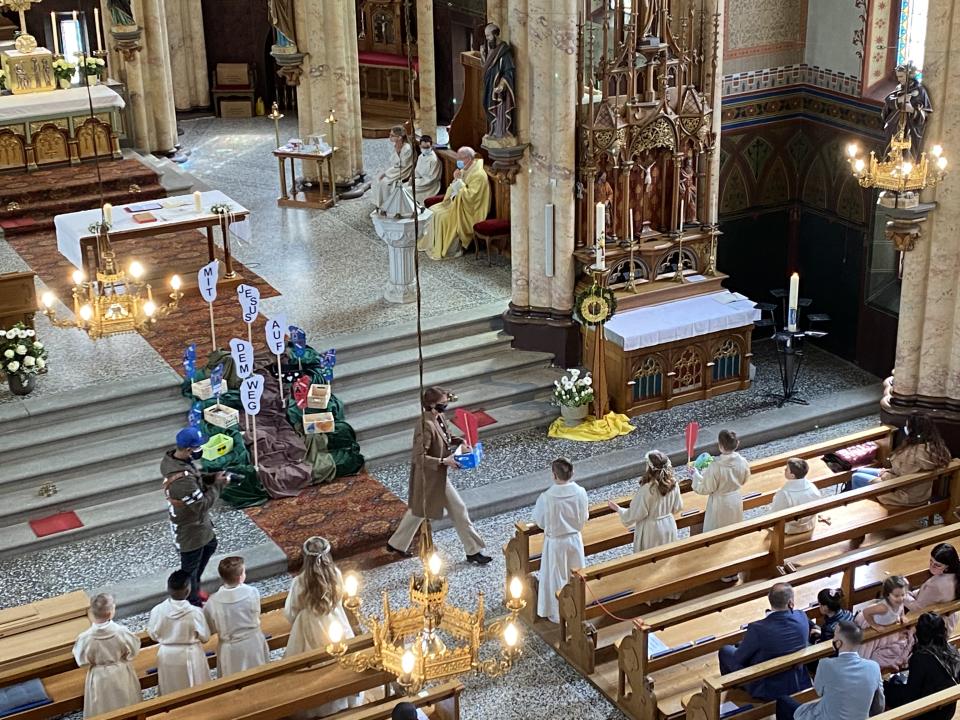 Verteilung der Erinnerungsstücke durch die Katechetin B. Dietschweiler