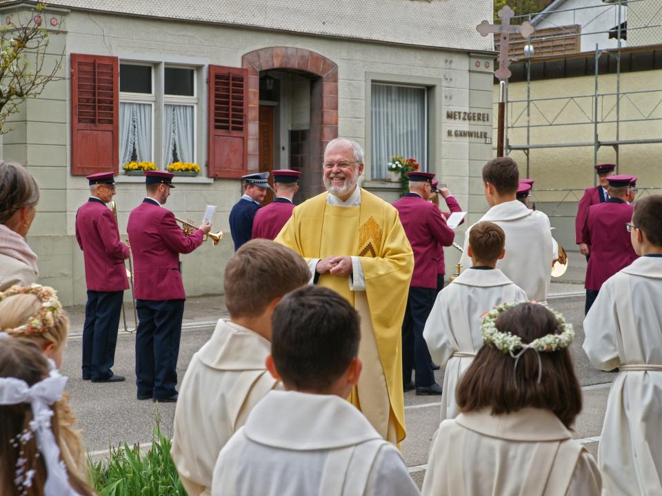 Pater Gregor im Zentrum