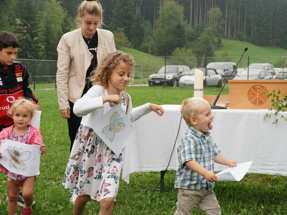 Kinder bringen ihre Zeichnungen