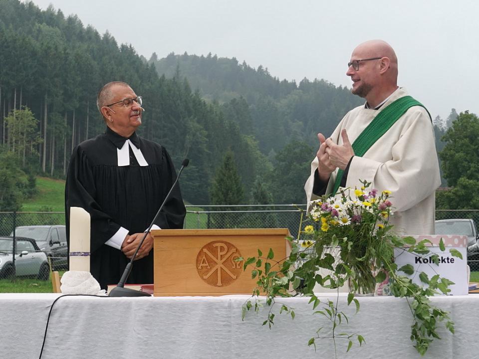 Pfarrer Appl und Br. Leo Gauch in  Aktion