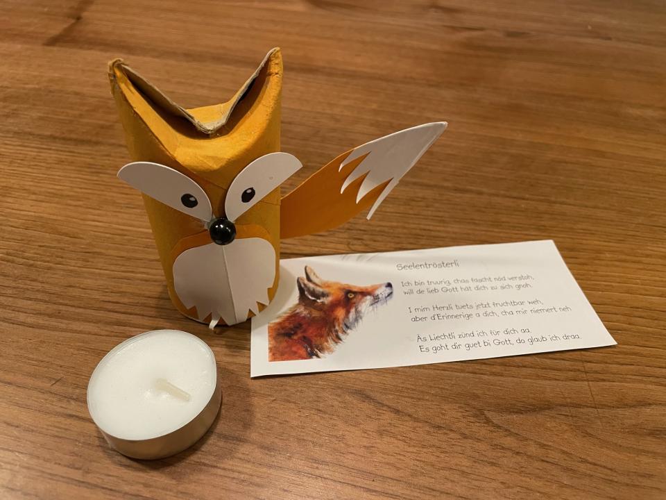 Im Bauch des Fuchs versteckt sich ein Gebet und Kerzli als Seelentrösterli