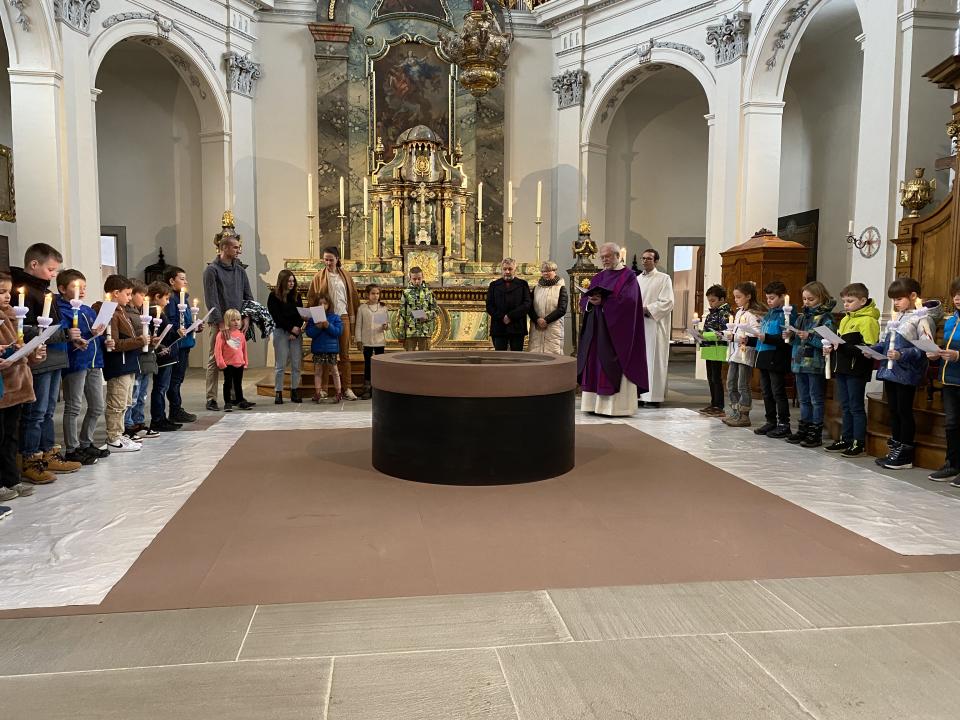 Um den Taufbrunnen im Kloster Fischingen