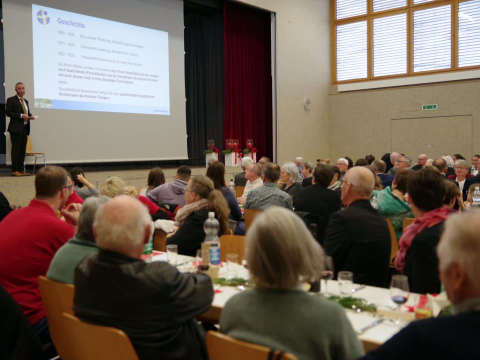 Kirchenpräsident führt durch den Festakt