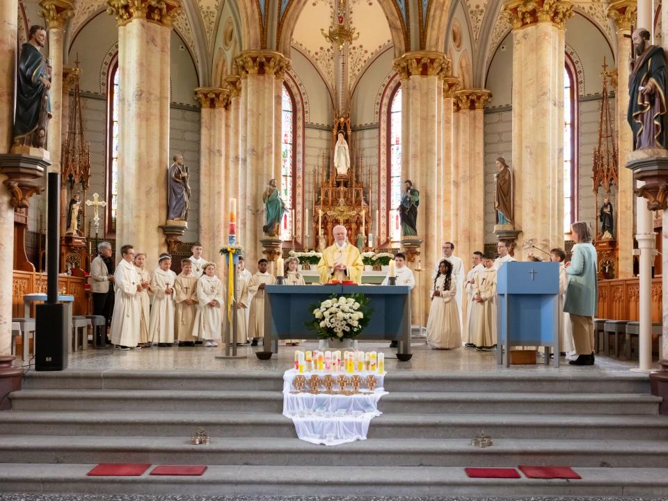 Um den Altar versammelt