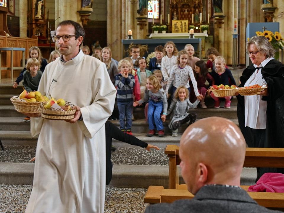 Erntedank-GD Simon Bachmann beim Auszug