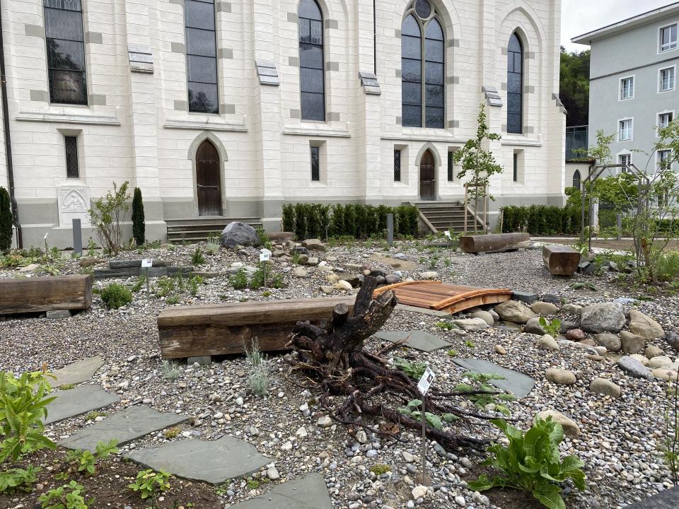 Kräutergarten vor der Maria Lourdes Kirche in Dussnang