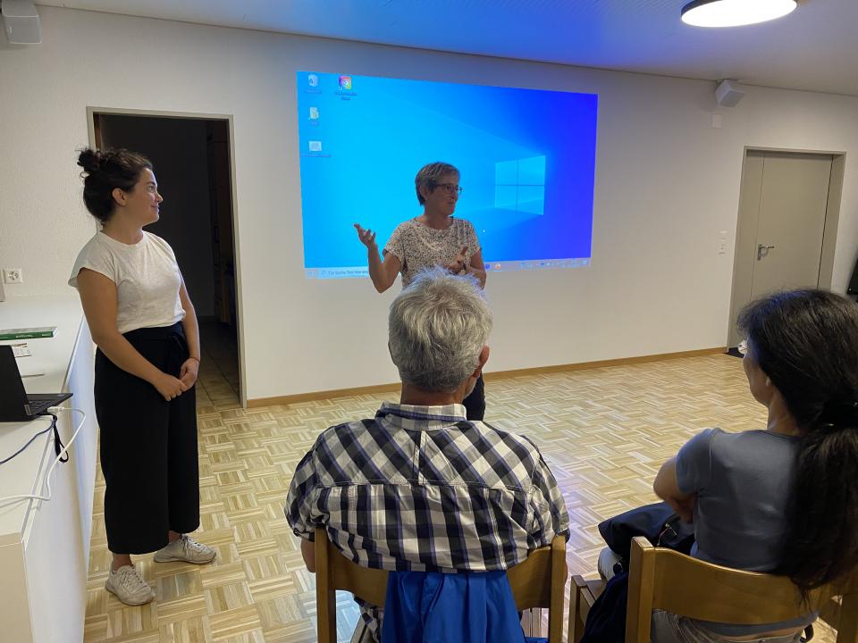 Caroline Stäbler, Umweltbeauftragte GG von Dussnang begrüsst die Refereintin