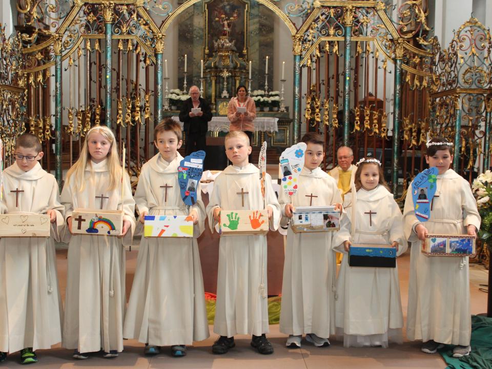 Selbstgebastelte Kistchen mit Erinnerungsstücken