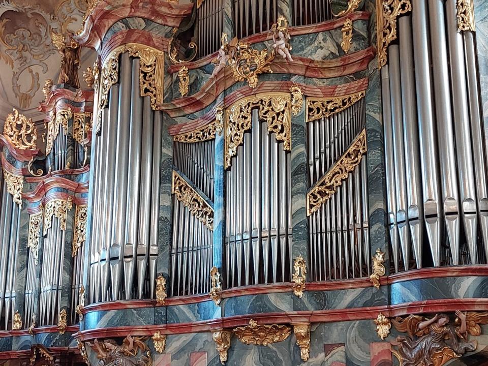 Prof. Karl Scheuber an der Orgel