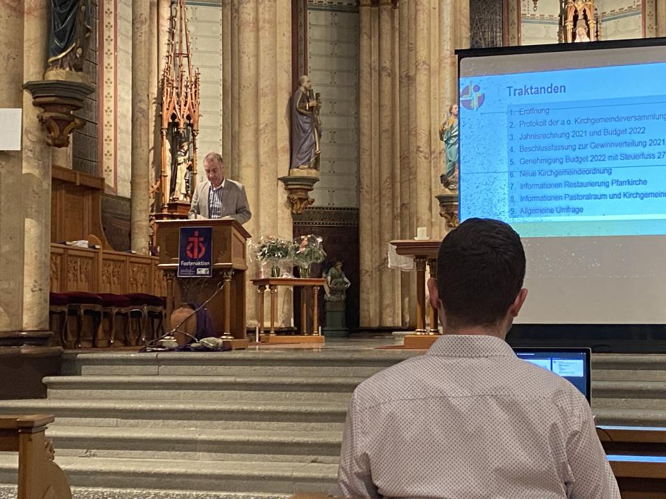 Kirchgemeinderatspräsident führt durch die Versammlung
