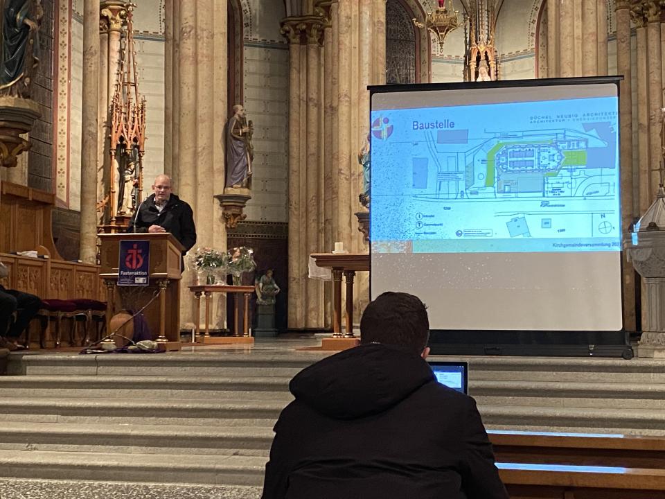 Architekt Peter Büchel erklärt das Vorgehen der Kirchen-Renovation