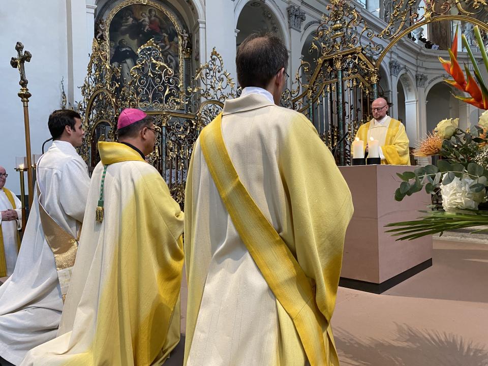 Knien für den Schlusssegen durch Br. Leo Gauch OSB