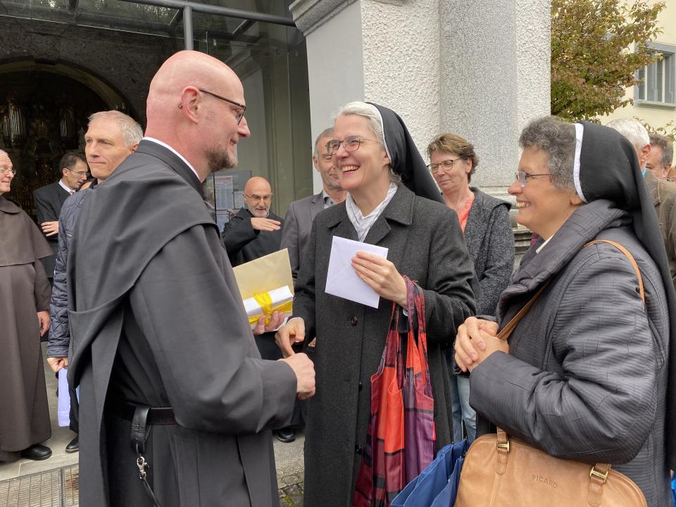 Gratulationen nach der Weihe