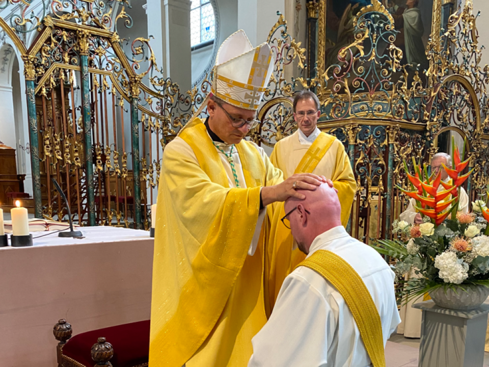Stille Weihe durch alle anwesenden Priester
