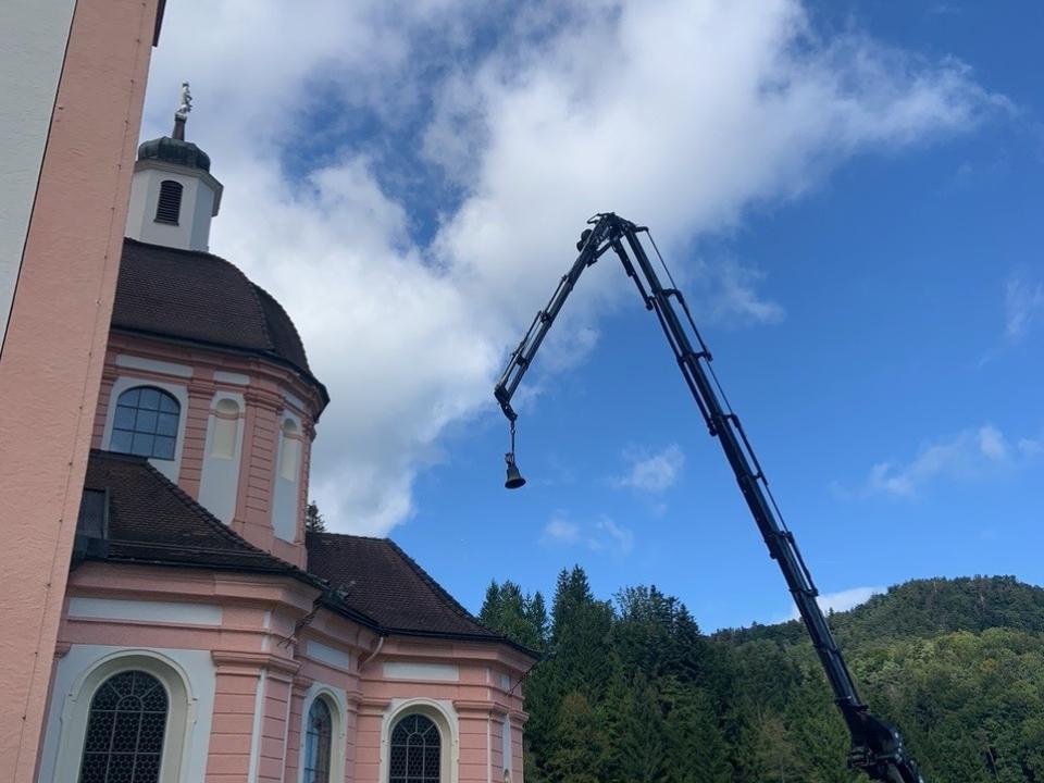 Dem Kirchendach entgegen