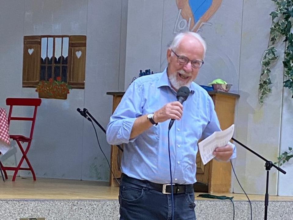 Bruno Flater begrüsst die Gäste