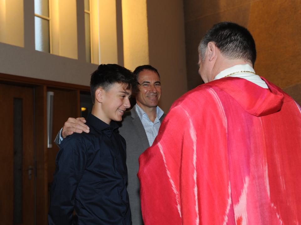 Konzentriert und berührt