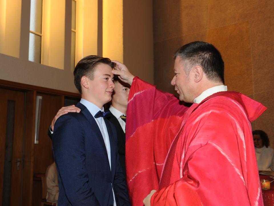 Salbung mit dem Chrisamöl