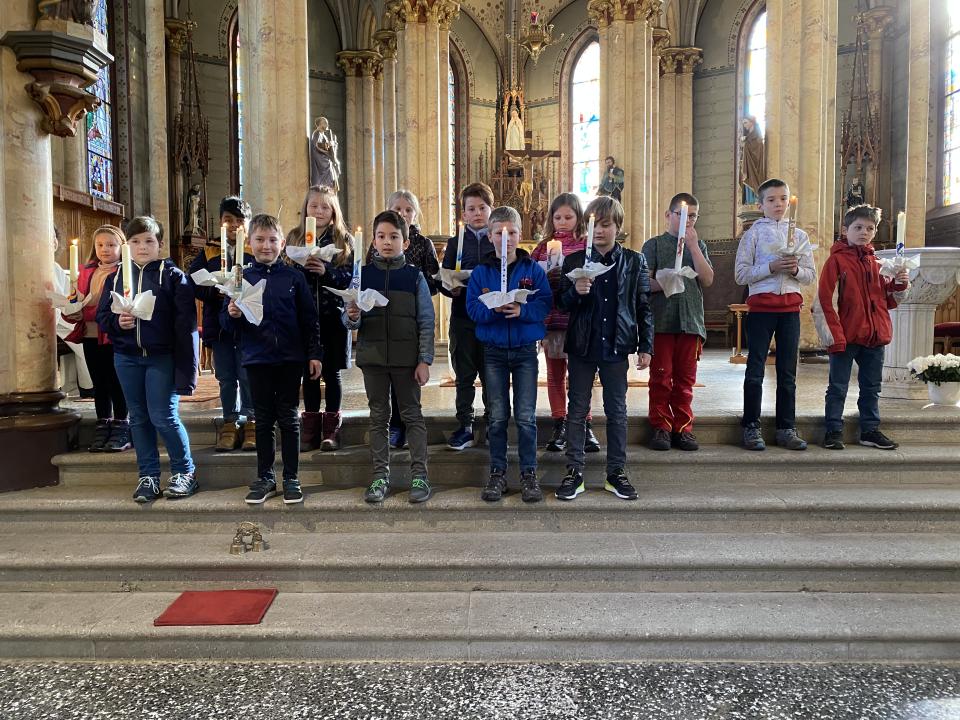 angehende Erstkommunikanten beim Tauferinnerungsgottesdienst