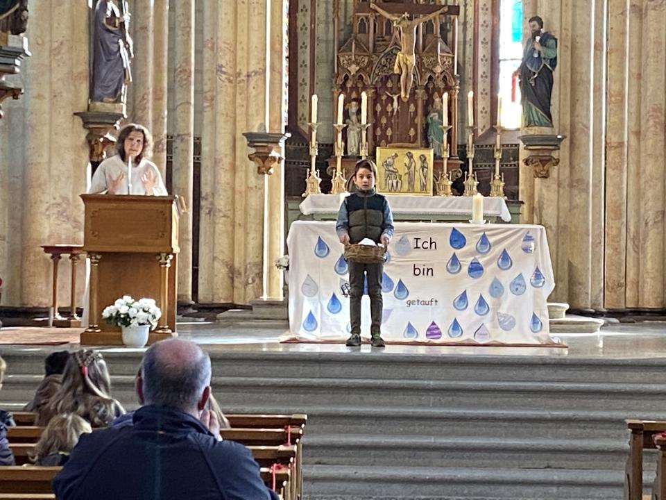 Weihwasserfläschchen werden gesegnet