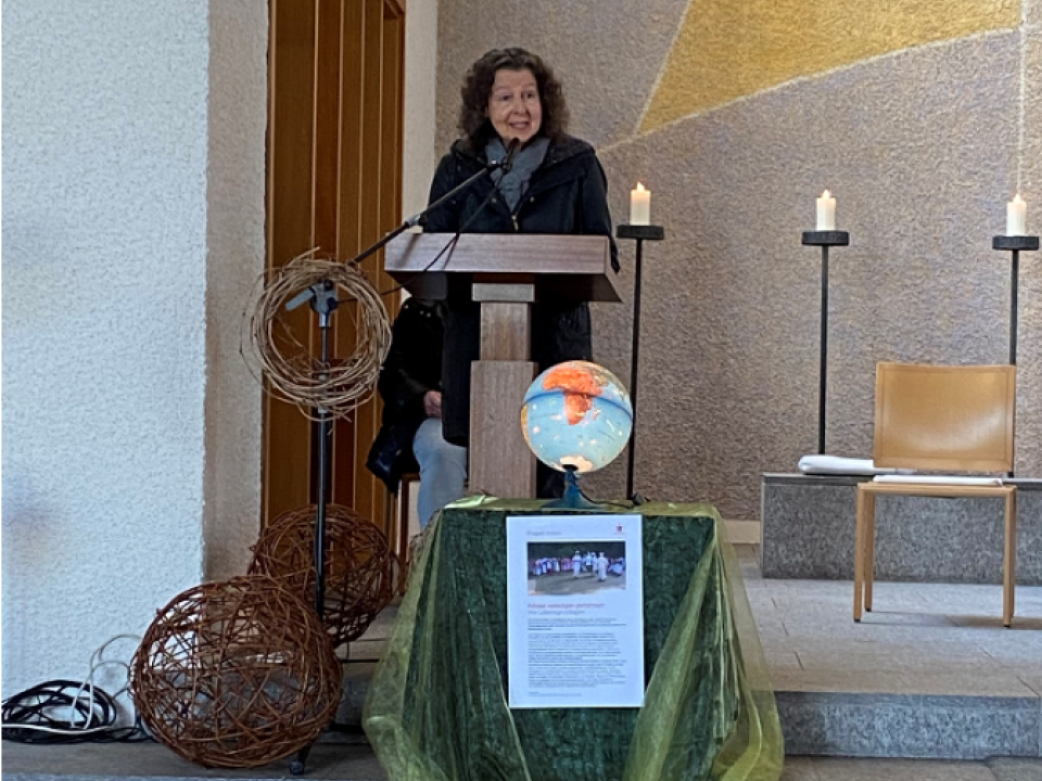 Daniela Albus führt engagiert durch den Gottesdienst.